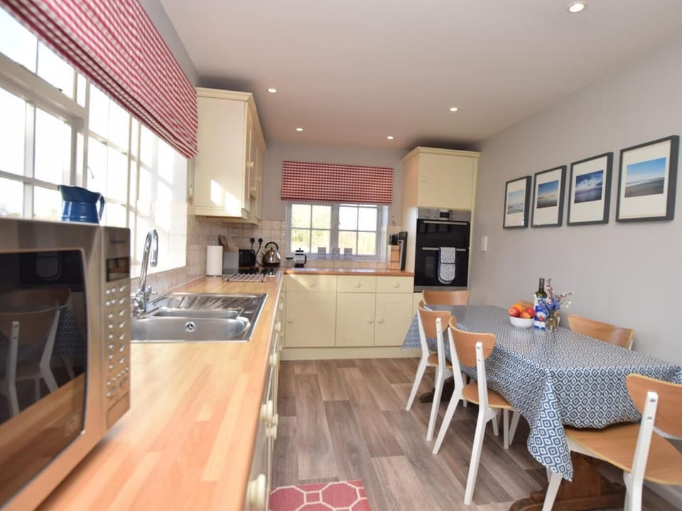 Well equipped country style kitchen 