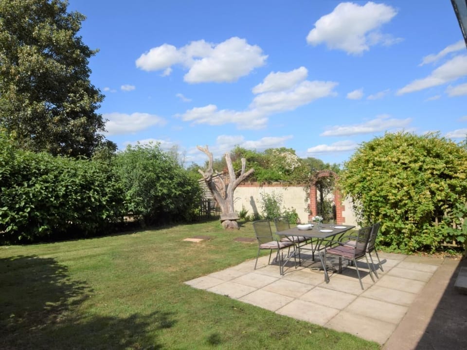 Enclosed garden perfect for children or pets