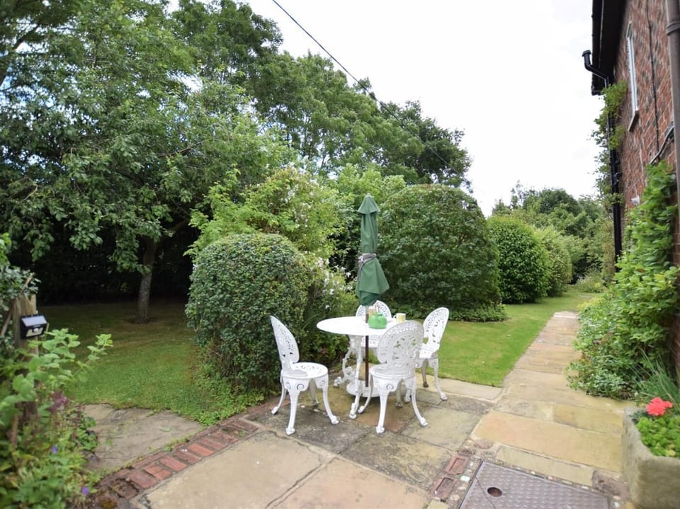Enjoy the sunshine in the mature private garden
