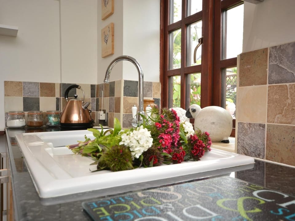 Belfast sink and plenty of worksurface