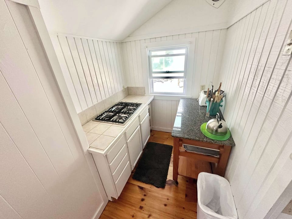 Kitchen Stove Area, perfect for preparing meals!