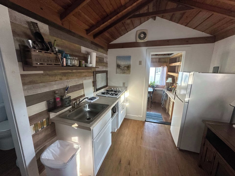 Eat in kitchen with Fridge, Stove, and Sink