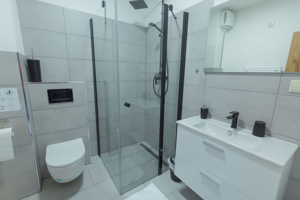 Classic Double Room, Balcony, Hill View | Bathroom