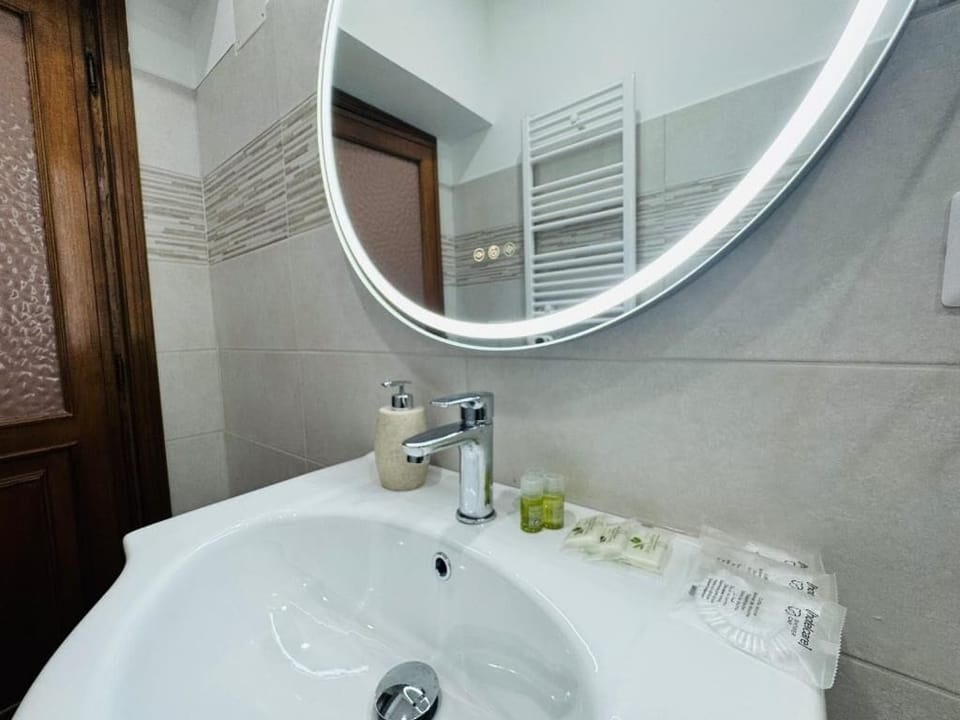 Basic Triple Room, Garden View | Bathroom | Free toiletries, hair dryer, towels, soap