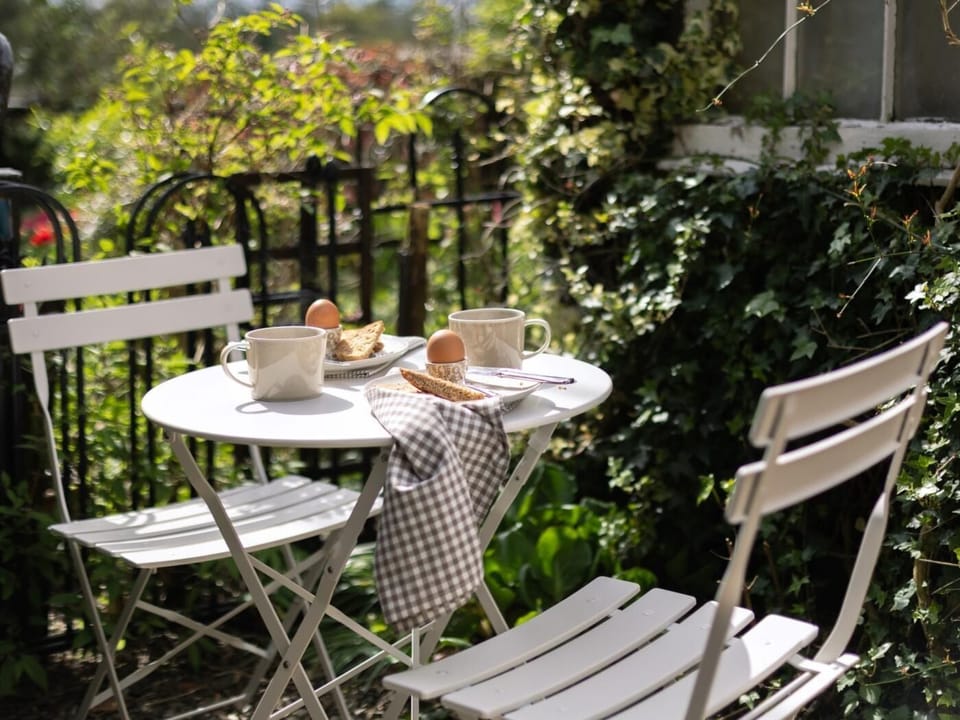 Spot of breakfast or lunch will be ideal in this pretty little garden 