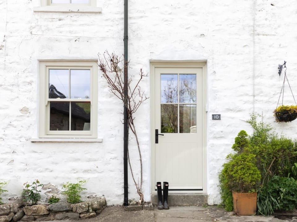 Front view of the pretty little cottage
