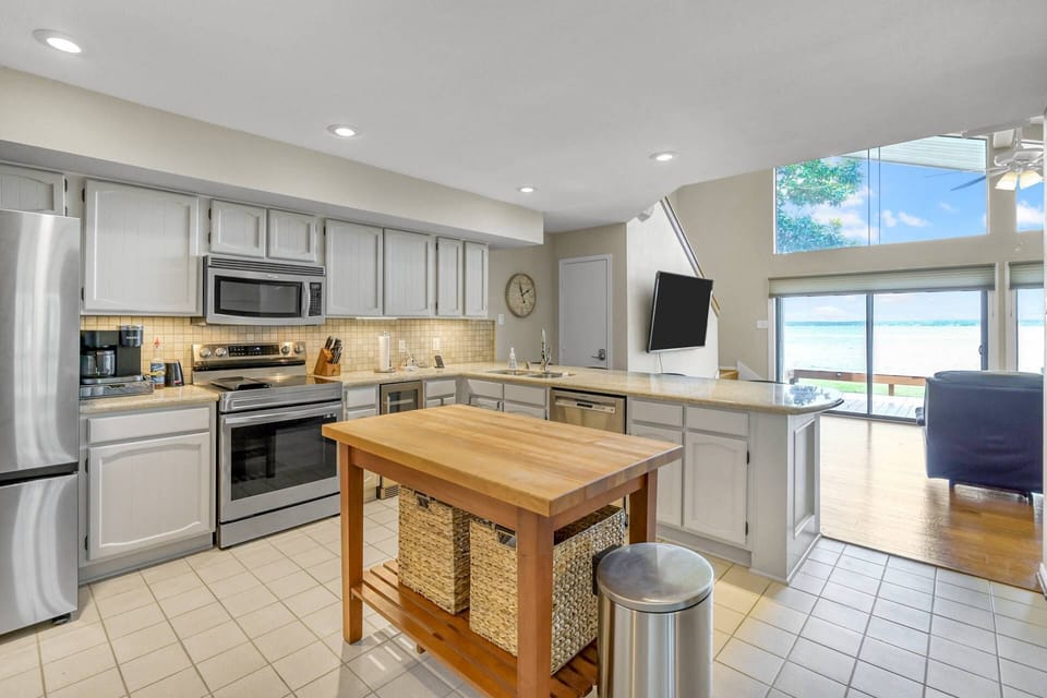 Fully stocked kitchen to cook a meal