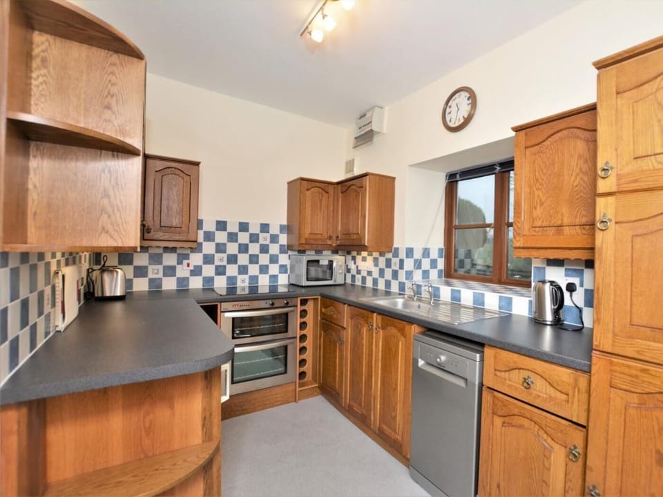 Well-equipped kitchen to rustle up a meal