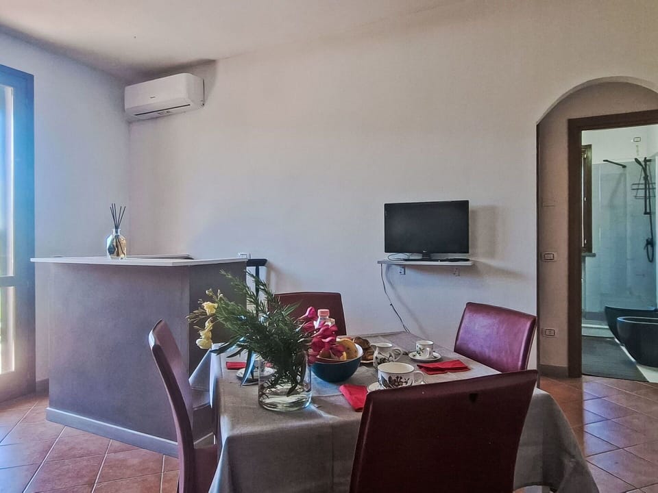 Family Car, Apartment, Luxury Vehicle, Mid-Size Car, Parking, Sedan, Compact Car, City Car