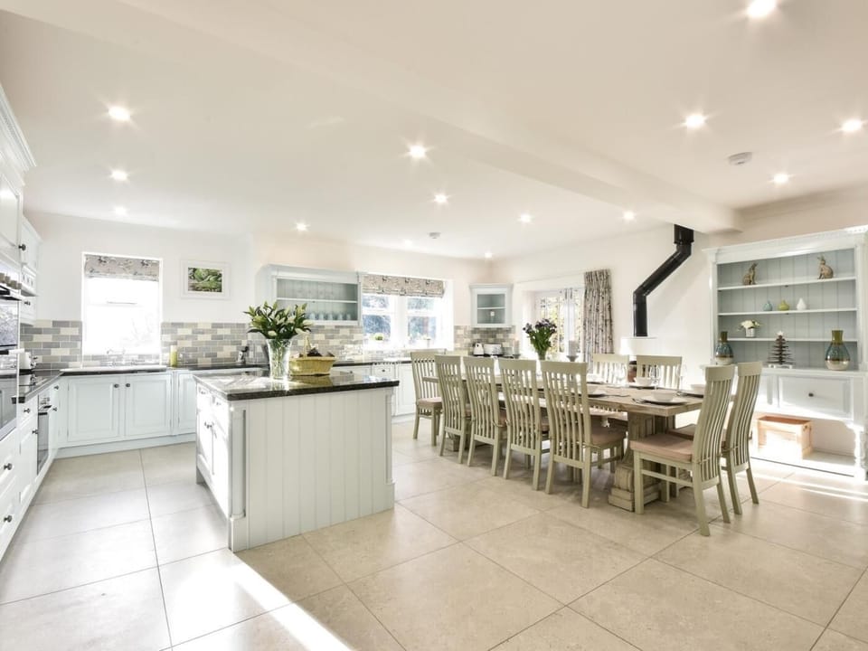Superb kitchen dining area