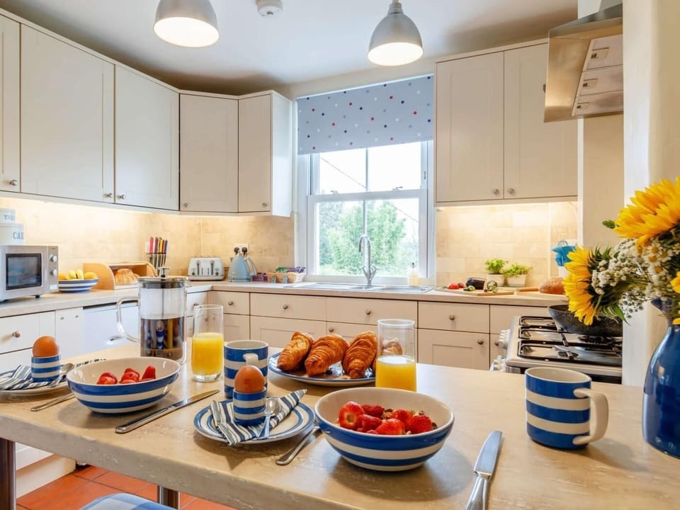 Kitchen with breakfast bar