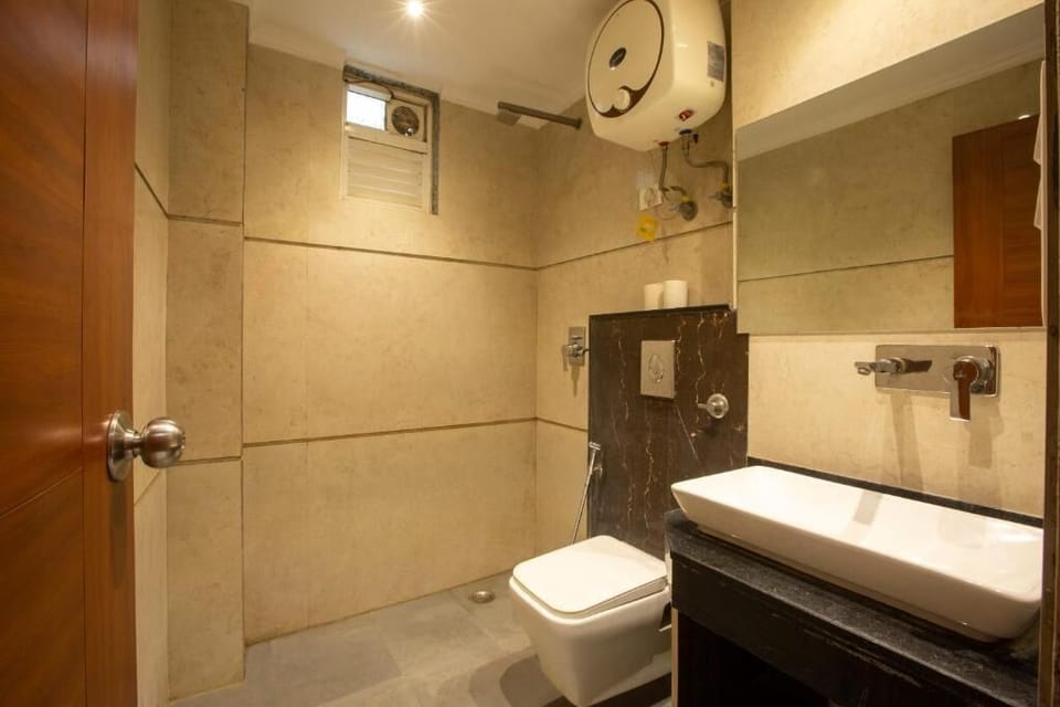 Superior Double Room | Bathroom | Shower, slippers, towels, soap