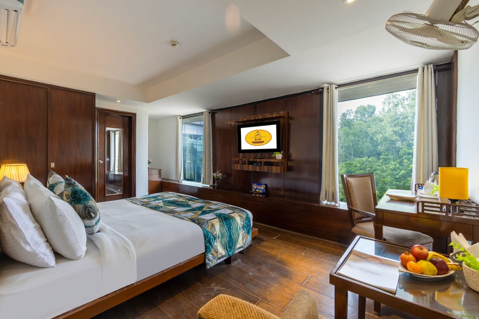 Superior Double Room | Desk, laptop workspace, blackout drapes, soundproofing