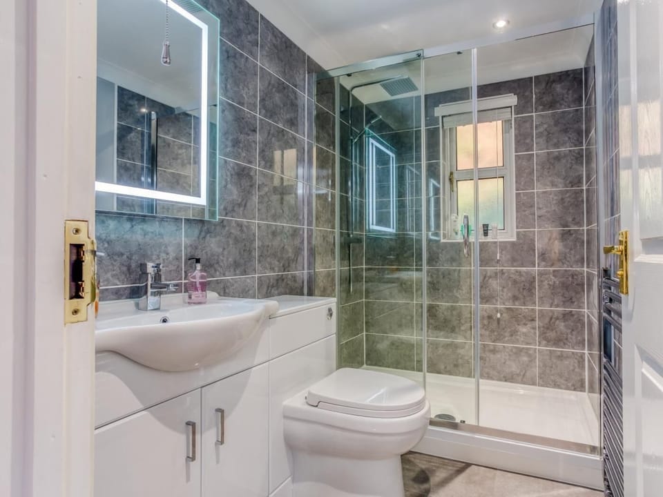 Master en suite shower room