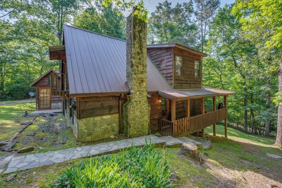 Very private log home in the mountains of Lake Lure!