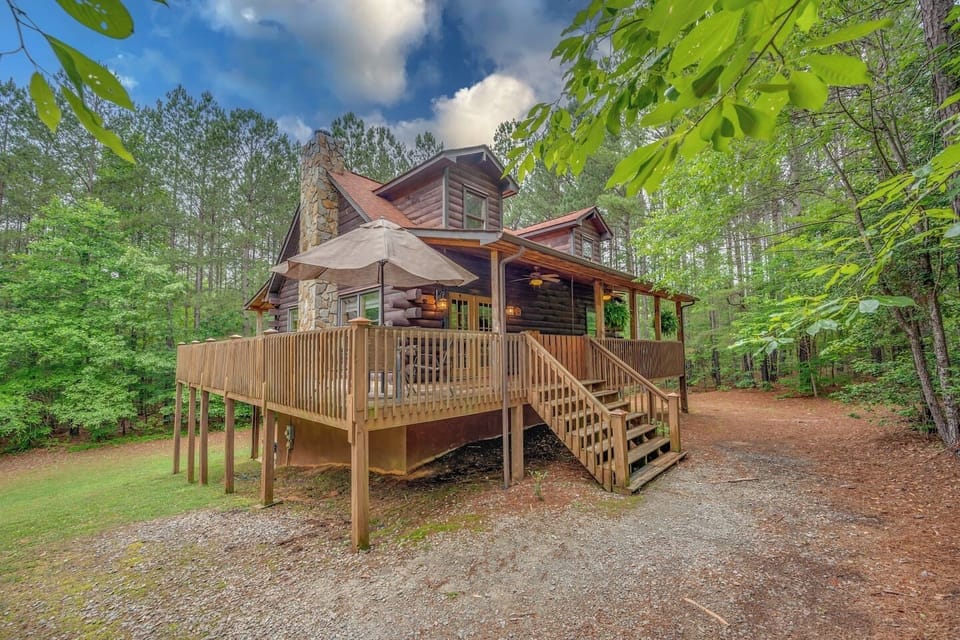 3 story, private log cabin with hot tub/game room. pool table in Lake Lure.