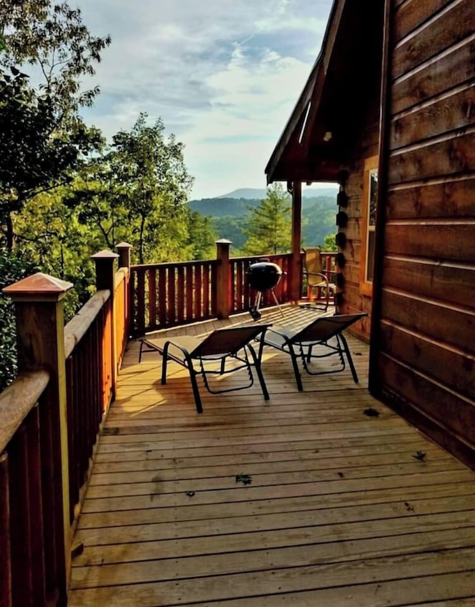 Side upper deck-
Upper wrap around deck with swing, seating and charcoal grill - overlooking the river with spectacular mountain views. Enjoy the sounds of the river rushing by!