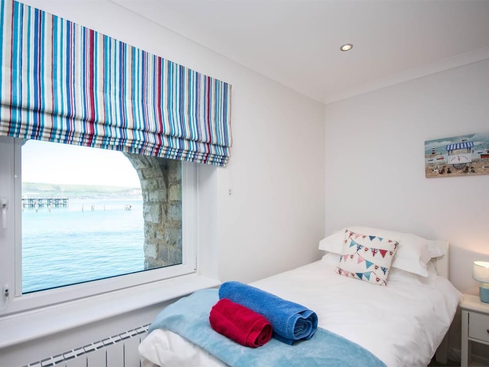 View the boats from bed
