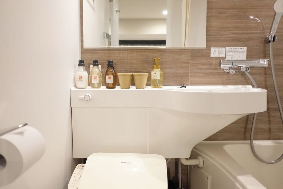 Hair dryer, bidet, towels, shampoo