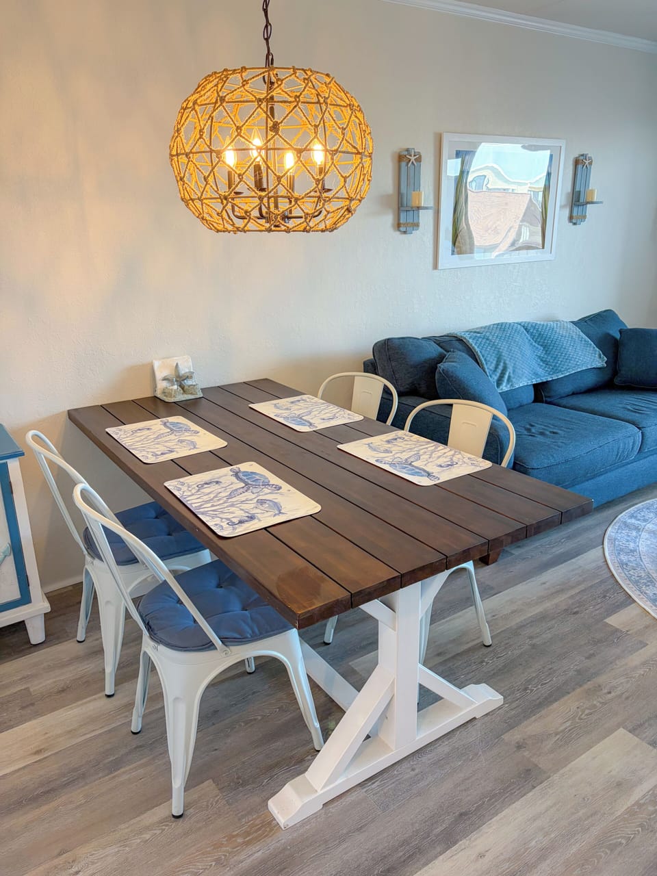 Dining area with seating for 4.