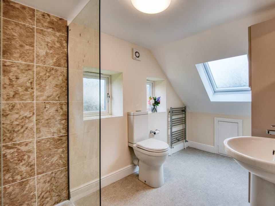 Contemporary en-suite shower 