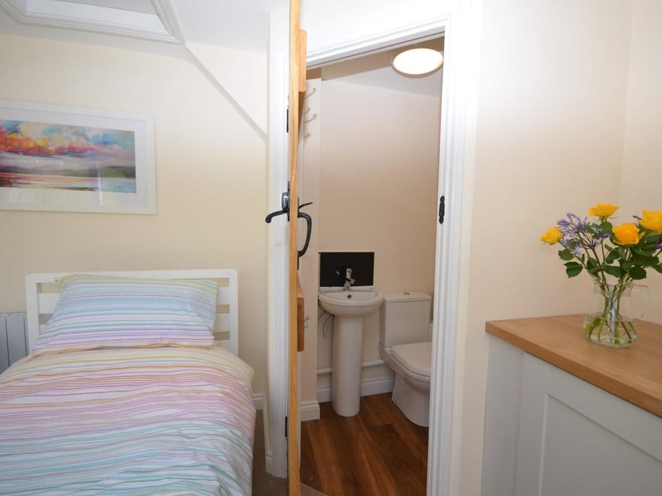 Useful en-suite WC