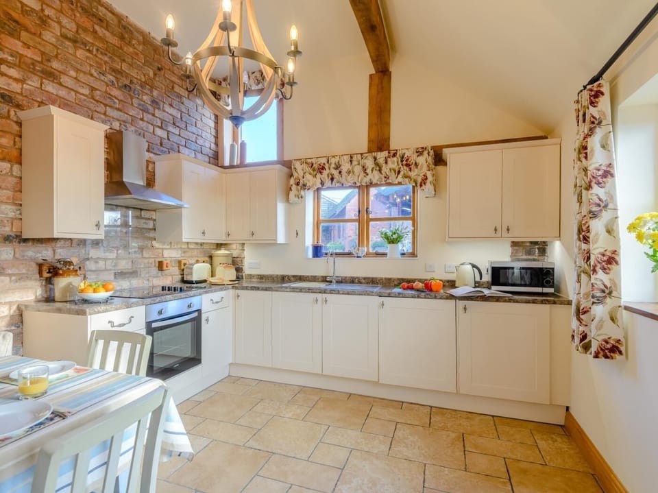Well-equipped kitchen to prepare meals in