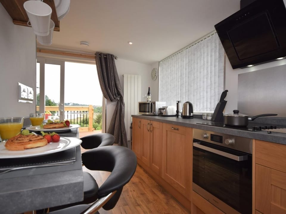 Well equipped kitchen area 