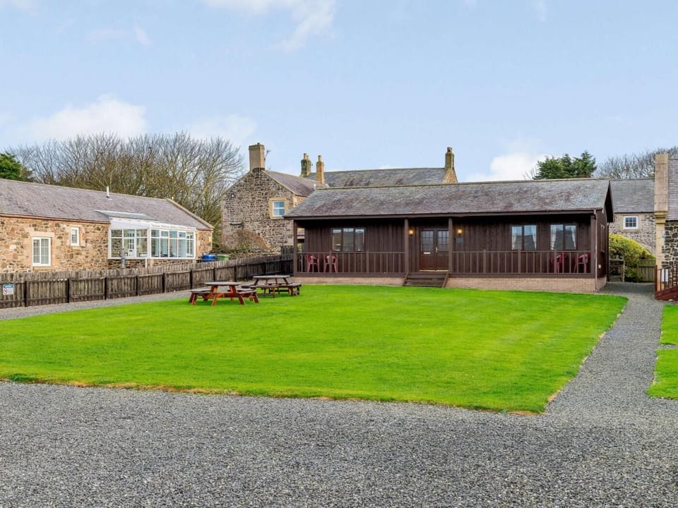 Lovely detached timber built lodge near the gold sandy beach