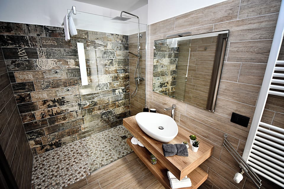 Deluxe Double Room | Bathroom | Free toiletries, hair dryer, towels, soap