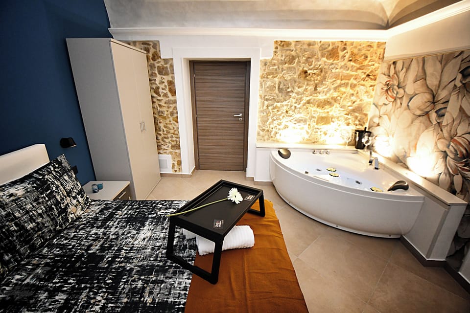 Luxury Double Room | Desk, iron/ironing board (on request), WiFi (free)
