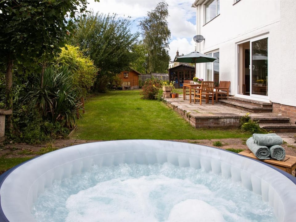 Garden with lazy spa availble April - October