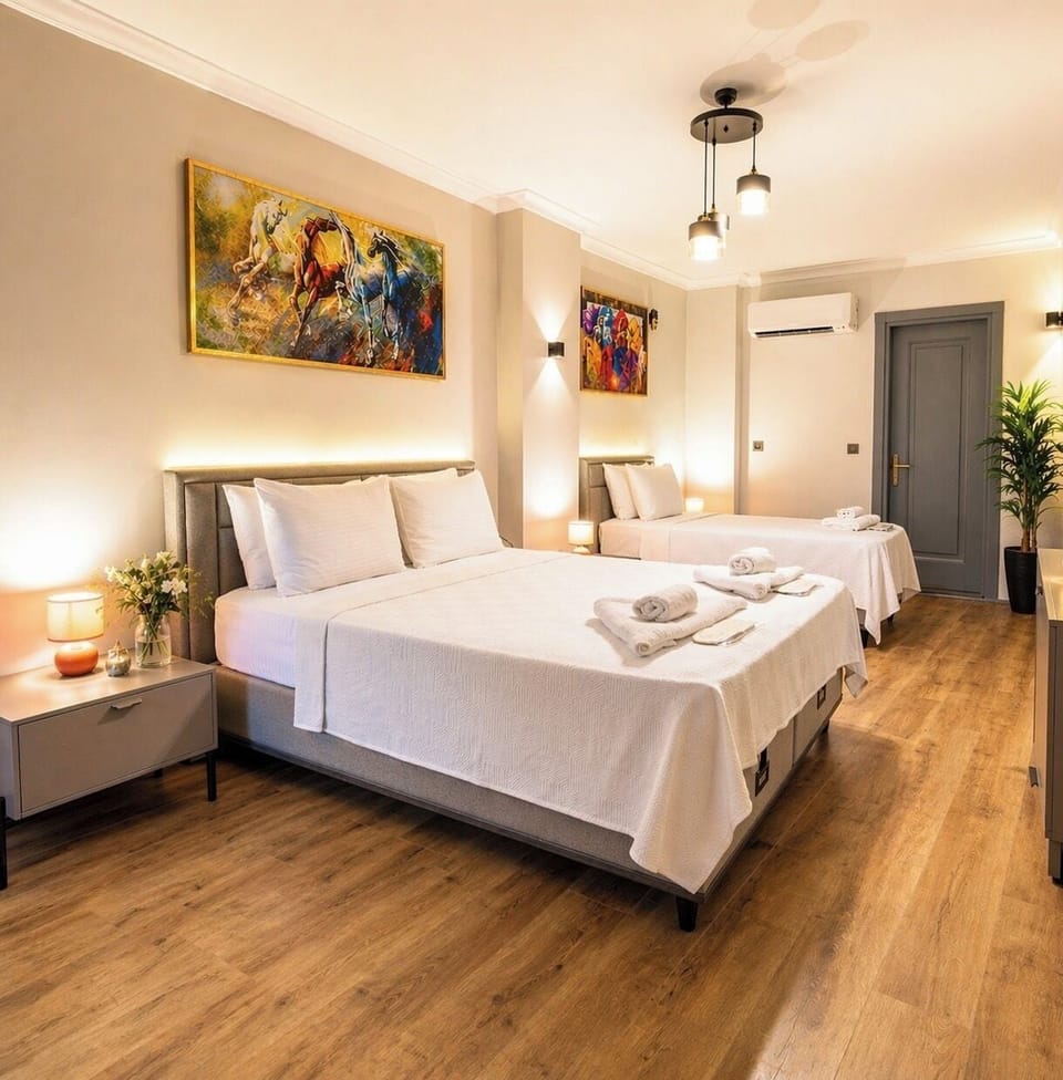 Deluxe Triple Suite Room | Egyptian cotton sheets, premium bedding, down comforters, desk