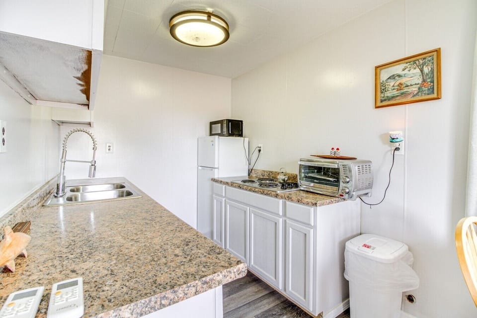 Kitchenette | Granite Countertops | Compact Appliance Suite
