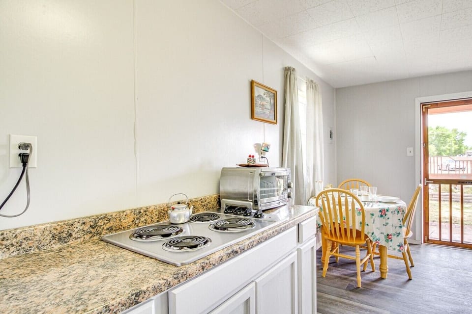 Kitchenette | Granite Countertops | Dining Area Connection