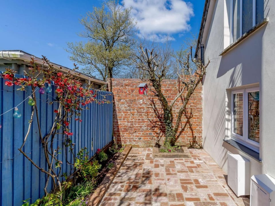 Fully enclosed courtyard perfect for children and dogs 