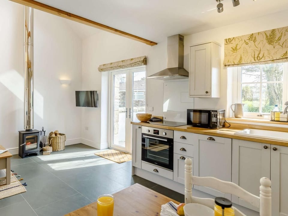  lovely open plan layout with lots of light streaming in
