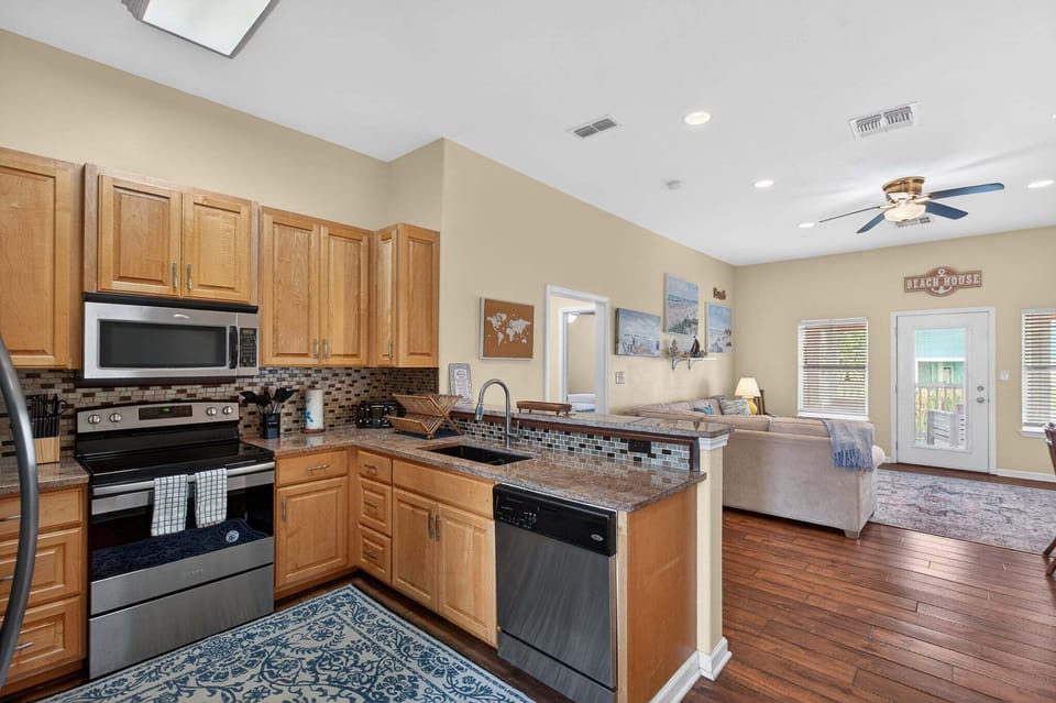 House, Multiple Beds (Four Winds) | Private kitchen