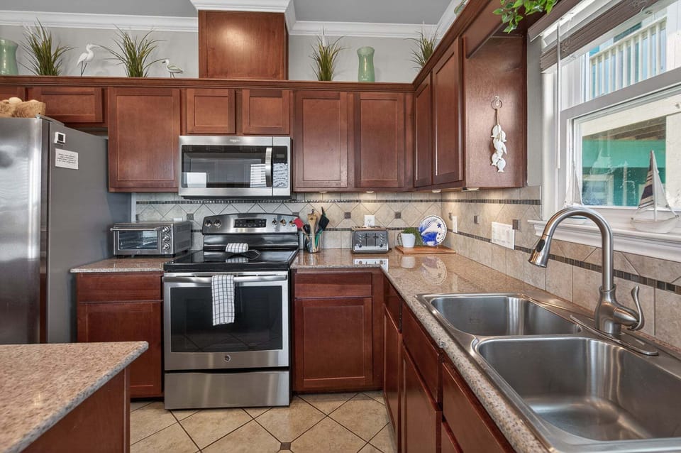 House, Multiple Beds, Garden View (Yellowfin Inn) | Private kitchen