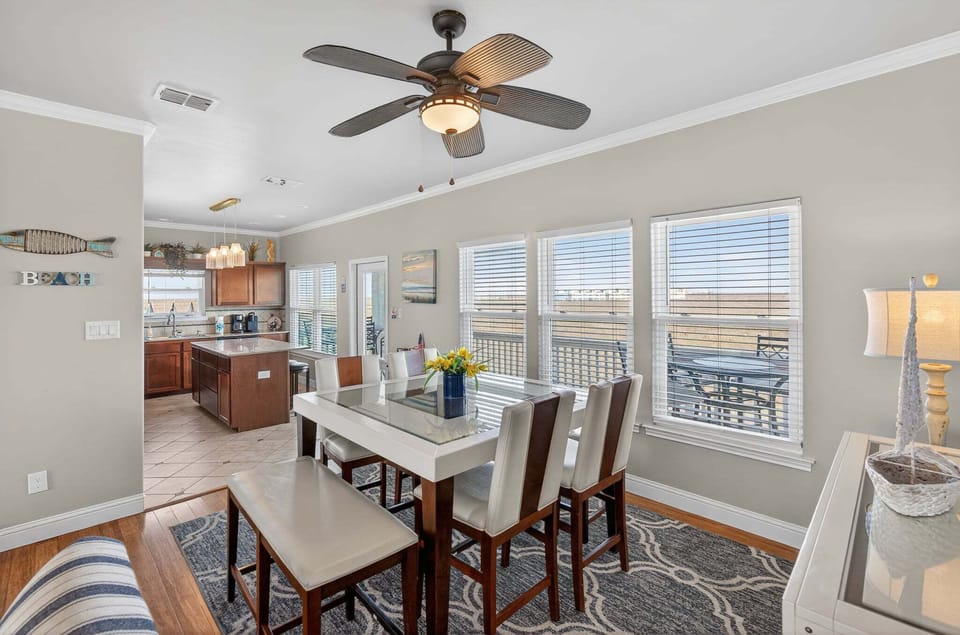 House, Multiple Beds, Garden View (Yellowfin Inn) | Dining