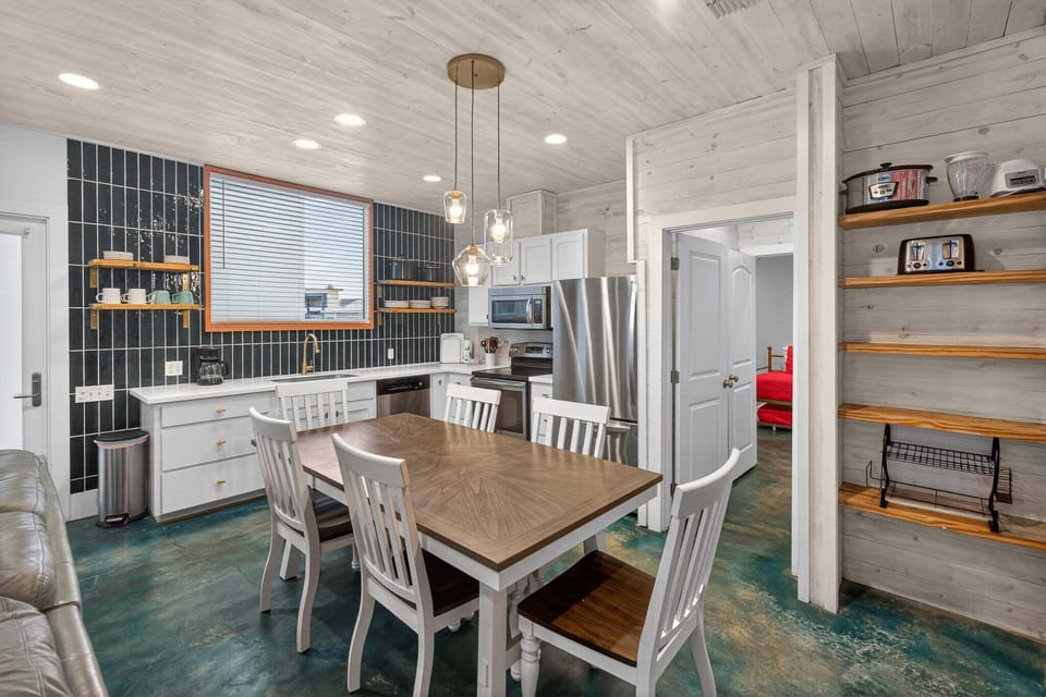 House, Multiple Beds, Garden View (Tropics on Tenth) | Dining