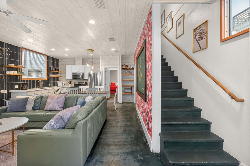 House, Multiple Beds, Garden View (Tropics on Tenth) | Living area