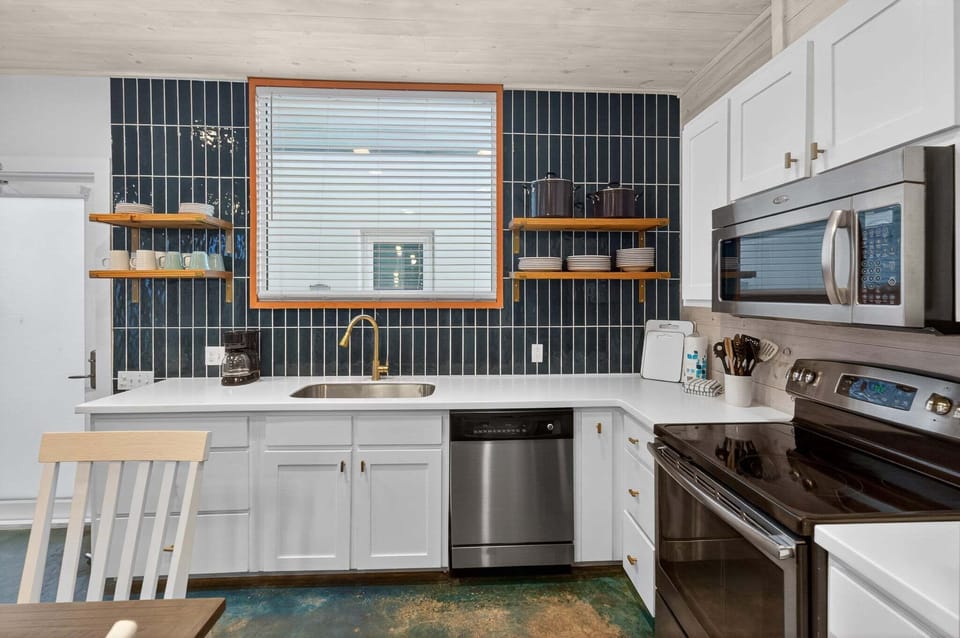 House, Multiple Beds, Garden View (Tropics on Tenth) | Private kitchen