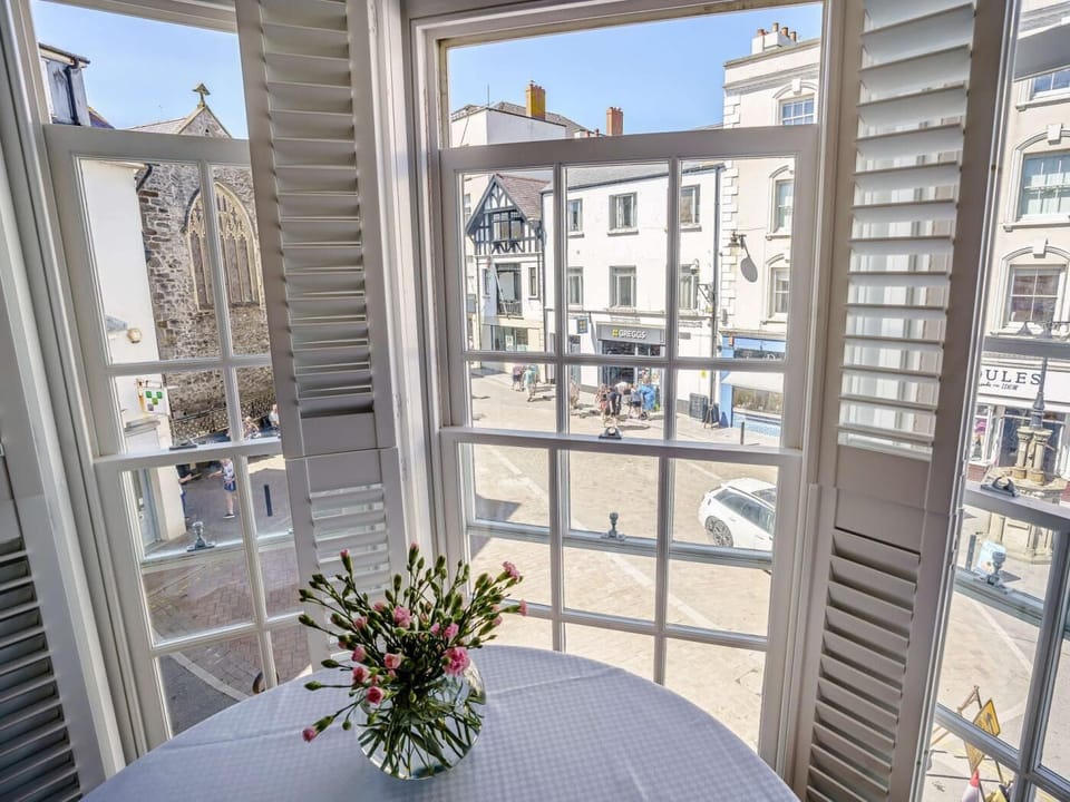 Apartment overlooking the centre of Tenby