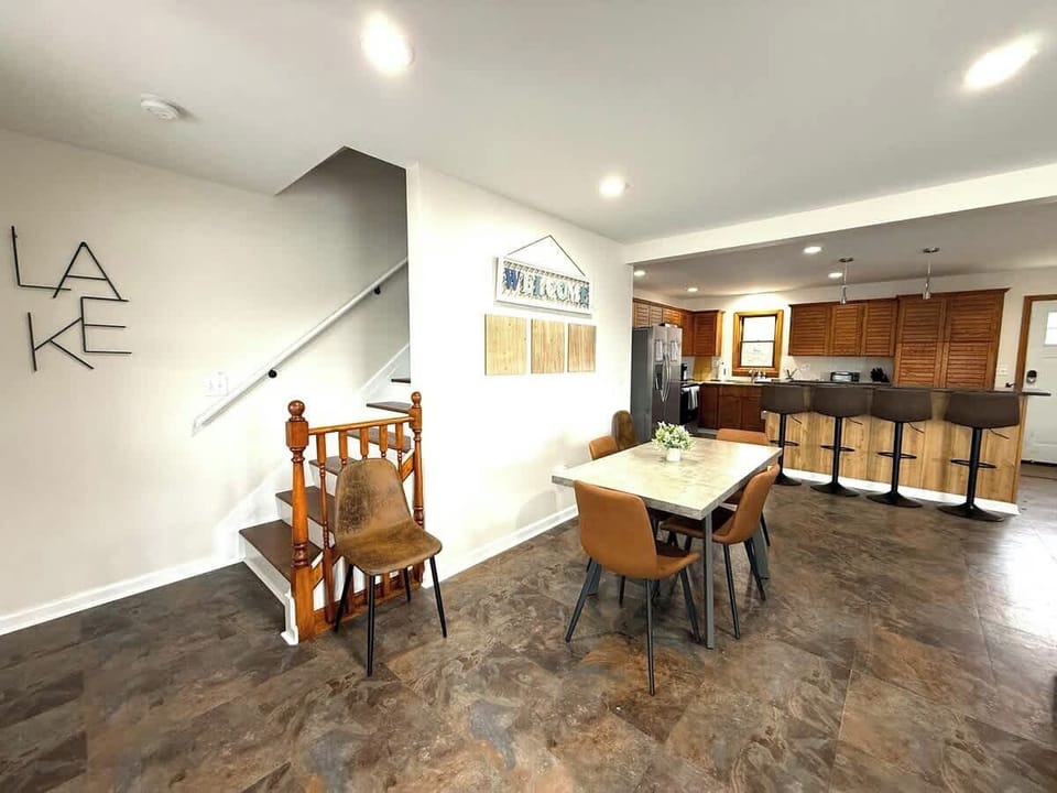 With bar style seating for four and a table for four you'll all be able to gather together to share great meals during your vacation in Lake Hopatcong