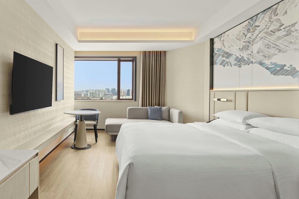 Standard Room, 1 King Bed, City View