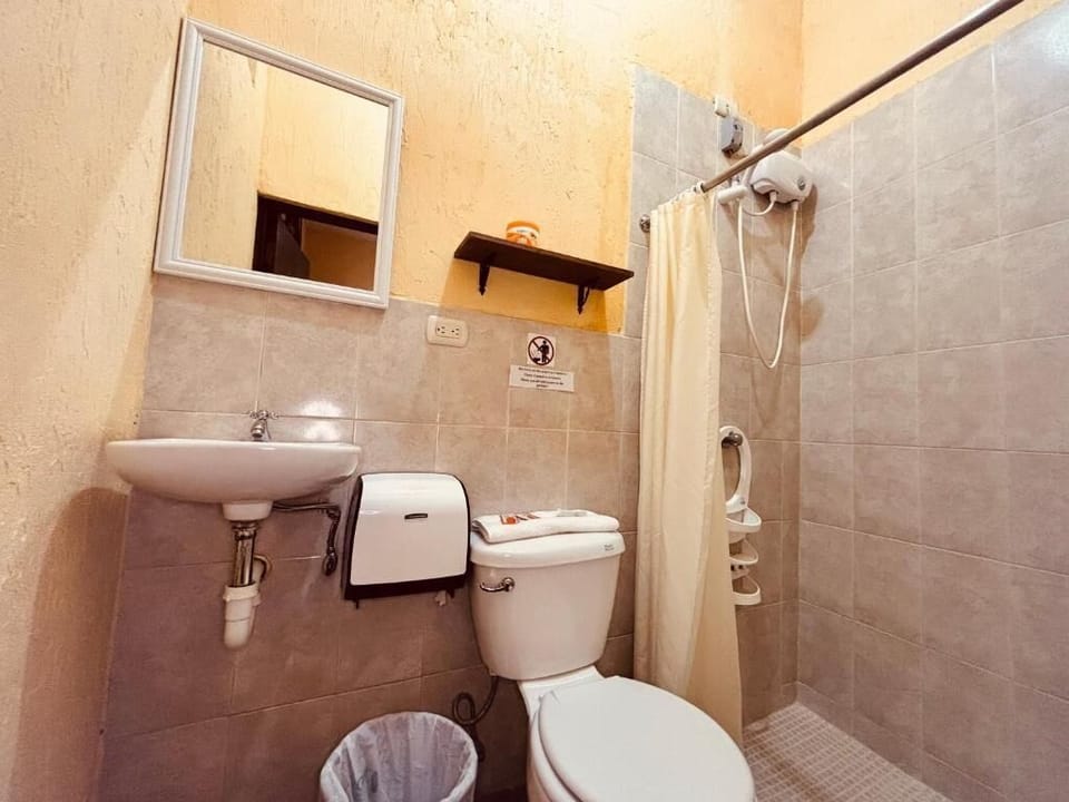 Deluxe Double Room, Courtyard View | Bathroom