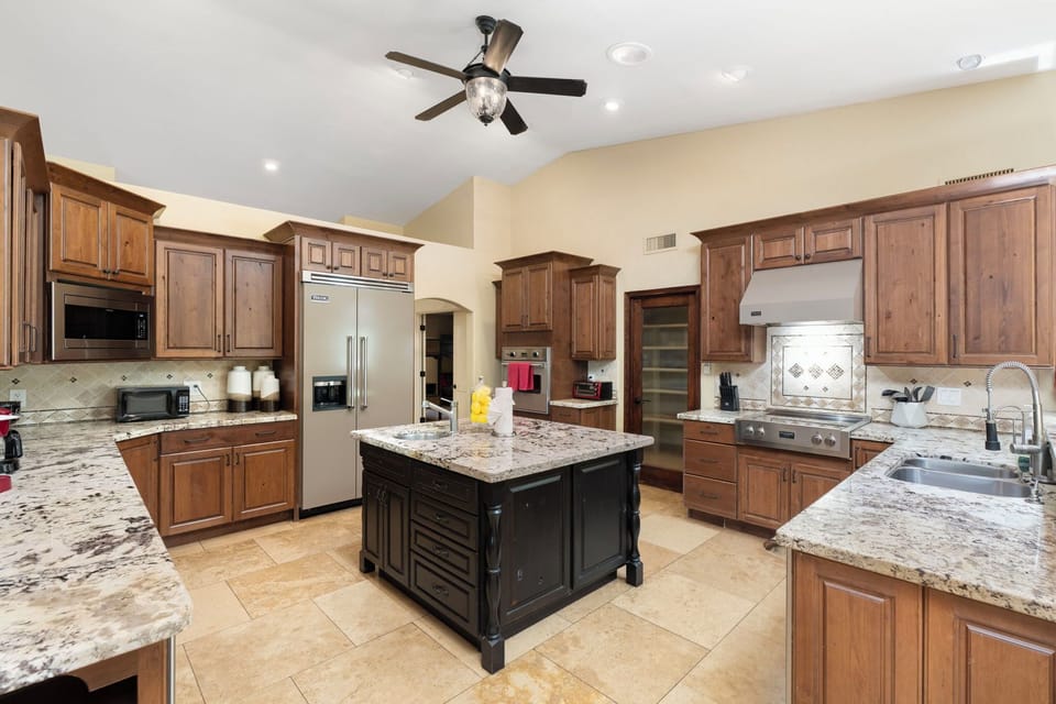 Large island perfect for dining and gathering.