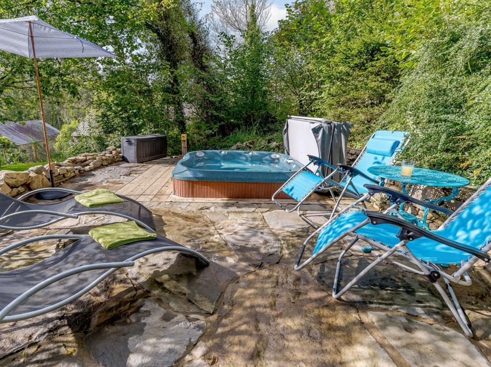 Outdoor spa tub