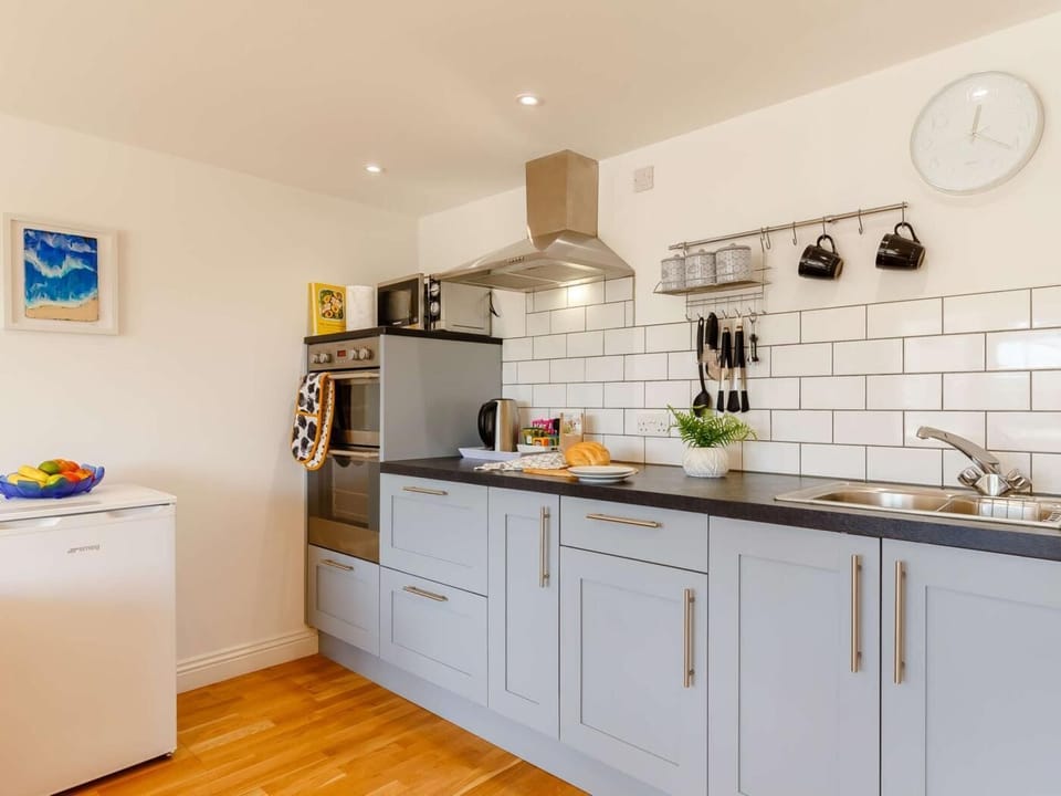 Well equipped compact kitchen with everything to hand